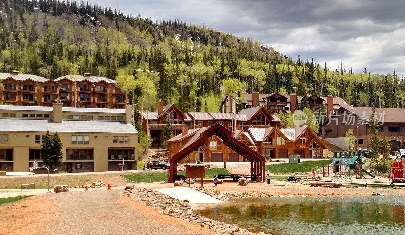 犹他州布莱恩海德滑雪场(Brian Head Ski Resort)的湖边公寓和公寓